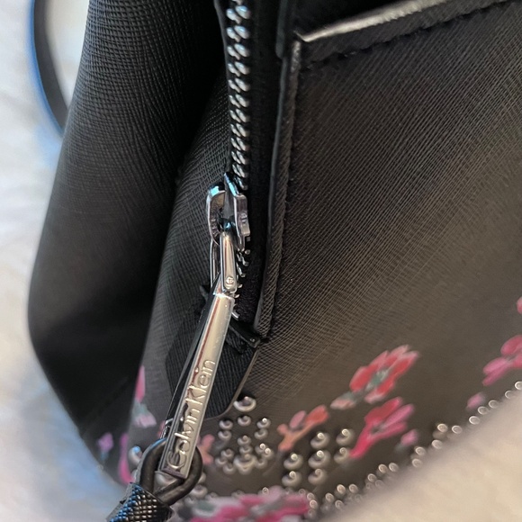 Calvin Klein STUNNING ART Purse Satchel/Crossbody Style Multiple Pockets !!! - Picture 13 of 14